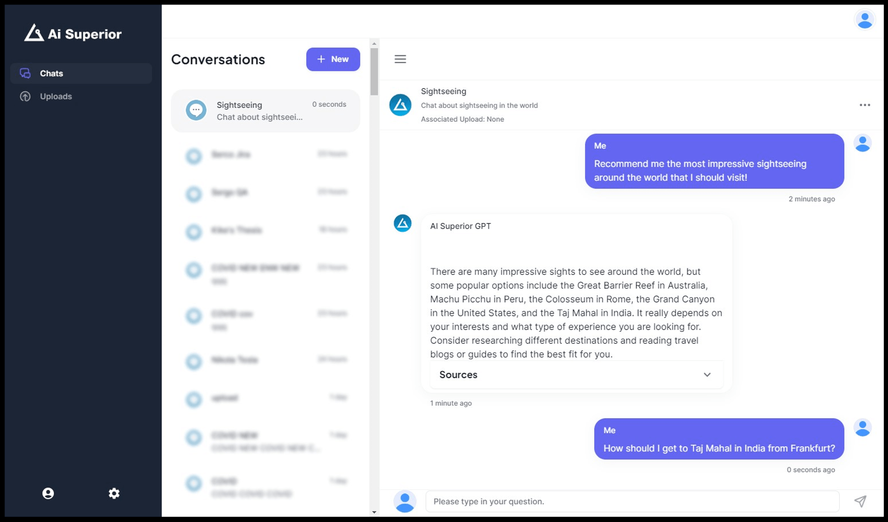 Chatbot-webapplicatie met een lijst van gesprekken, een vraag, het antwoord van het model en een uitklapbaar bronnenpaneel